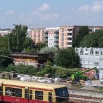 S-Bahn, Bahnanlagen, Baustelle, Bäume, Plattenbau in frischen Farben